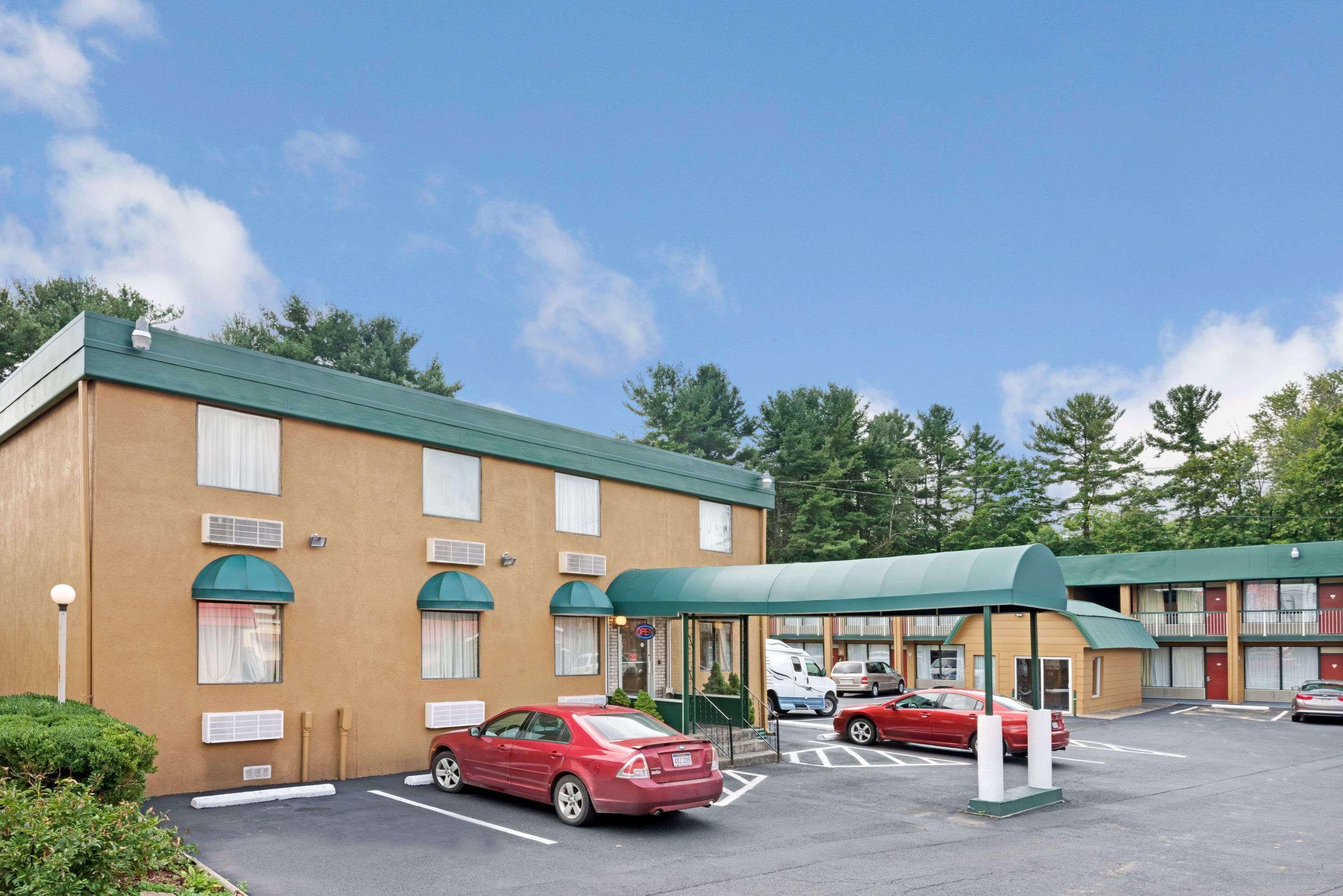 Travelodge By Wyndham Beckley Exterior photo